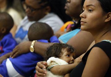 Mães vacinadas contra covid protegem bebês com aleitamento exclusivo