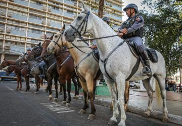 Homem com 11 passagens criminais é preso pela Cavalaria da PM com mandado de prisão em aberto