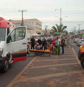 Colisão entre moto e bicicleta deixa ciclista ferida próximo a ponte de Aragarças