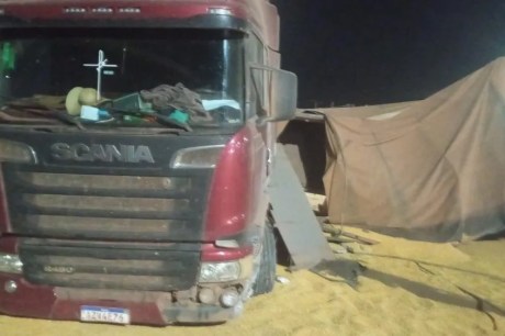 Carreta com carga milho tomba próximo de ponte na BR-163 em Sorriso