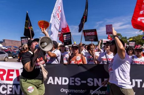 Fim da greve: professores e técnicos universitários assinam acordo