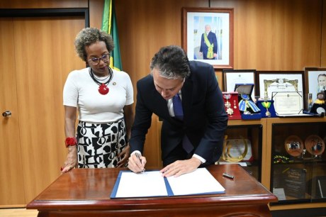 MEC lança programa Escola das Adolescências