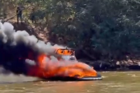 Veja vídeo: Lancha é consumida pelo fogo no peito do rio Garças 