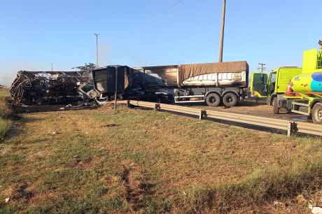 5 morrem e 16 ficam feridos em acidente entre ônibus e caminhões em MT