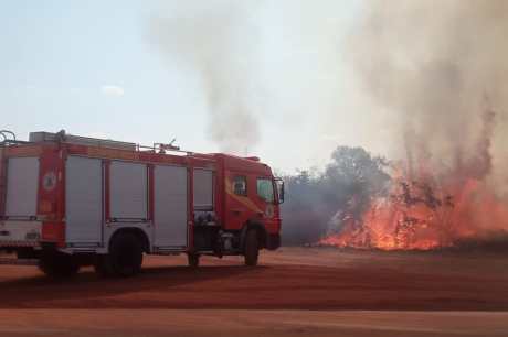 Incêndio de grande proporção destrói vegetação às margens de duas Rodovias em Pontal do Araguaia