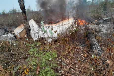 Polícia diz que corpos se fundiram a destroços de aeronave que caiu no Nortão