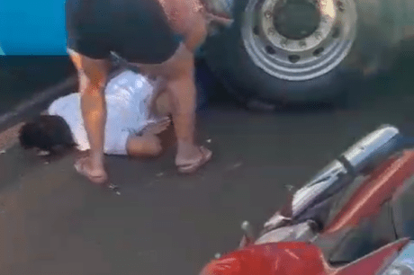 Motociclista escapa da morte após parar debaixo de ônibus em frente Rodoviária de Barra do Garças; Veja no vídeo: