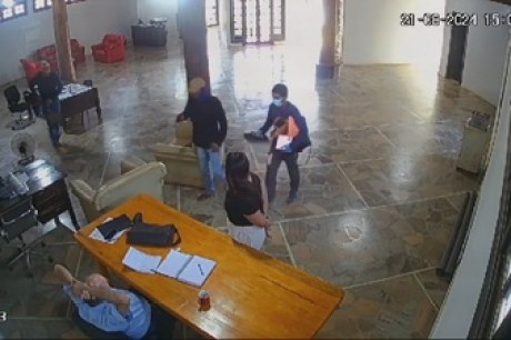 Sinop: Bandidos entram em empresa, dominam vitimas e praticam roubo. Veja vídeo: