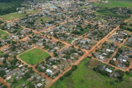 Cidade proíbe lavar carro e encher piscina para garantir água ao gado