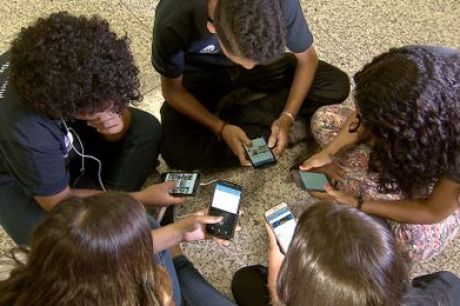 Educadores elogiam possível restrição ao uso de celulares nas escolas