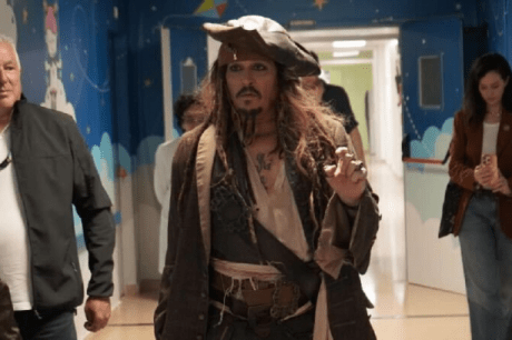 Johnny Depp visita hospital na Espanha como Jack Sparrow e alegra crianças em tratamento