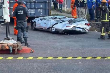 Carro é esmagado por contêiner após carreta tombar na Zona Sul de Manaus