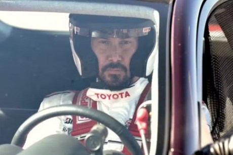 Ator Keanu Reeves estreia no automobilismo em Indianápolis