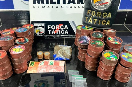 Força Tática prende suspeito com tablete de maconha e 107 dichavadores no bairro Santo Antônio