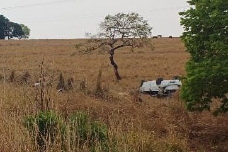 Onix sai de pista, capota e motorista morre na BR-070 em Barra do Garças 