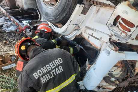 Bombeiros retiram corpos de vítimas que ficaram presas às ferragens em acidente na BR-158