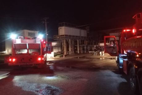 Corpo de Bombeiros combate incêndio em frigorífico em Guarantã do Norte