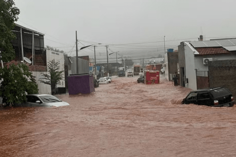 Vídeo | Pontes e Lacerda fica debaixo d'água com temporal