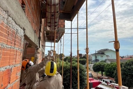 Bombeiros socorrem trabalhador vítima de choque elétrico em construção 