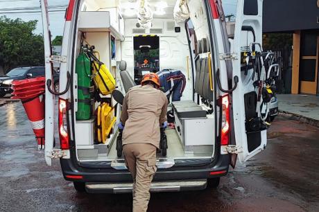 Corpo de Bombeiros retiram corpo de vítima presa em cabine de caminhão após acidente na BR-364