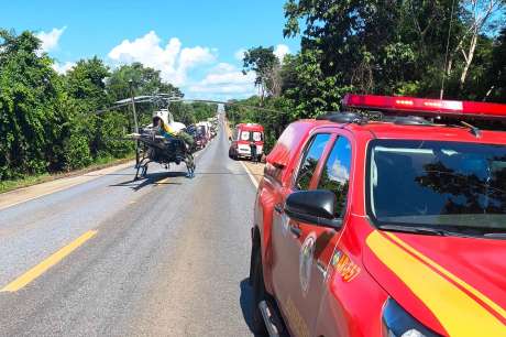 Bombeiros resgatam vítima de capotamento na BR-070