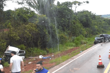 Grave acidente entre carro e caminhonete deixa um morto e feridos na BR-163 no Nortão