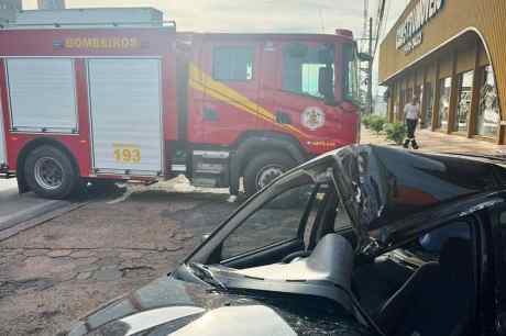 Bombeiros retiram vítima presa às ferragens de veículo após acidente em avenida da Capital