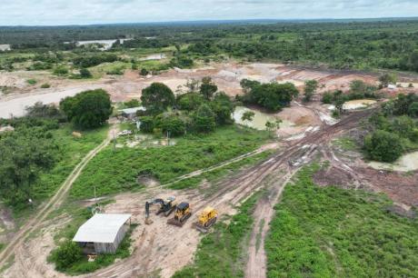 Sema apreende três máquinas e embarga garimpo ilegal em Peixoto de Azevedo, no norte do estado