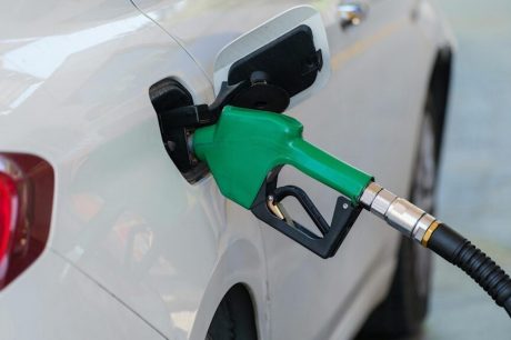 Com defasagem de 13% na Gasolina e 22% no Diesel em relação ao preço internacional, somada ao aumento do ICMS, combustíveis devem ficar mais caros já no próximo mês