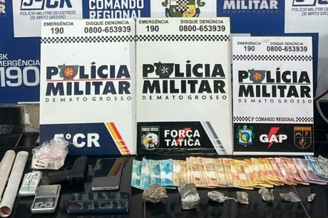 Mulher é presa em operação policial com drogas, dinheiro e simulacro de arma em ponto de tráfico