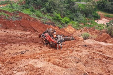 Caminhão despenca de serra e corpo encarcerado é retirado pelos Bombeiros; Veja vídeo