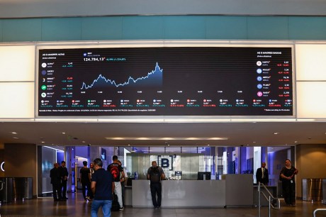 Ibovespa fecha em queda; dólar cai e ata do Copom impacta