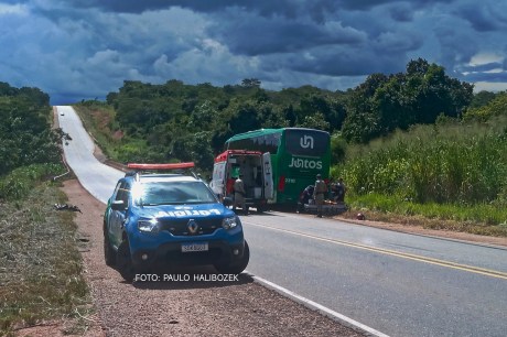 Mulher sofre acidente após colidir motocicleta com ônibus em Aragarças 