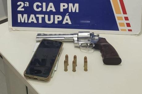 Caminhoneiro de 48 anos com passagem por homicídio é preso com arma ilegal 