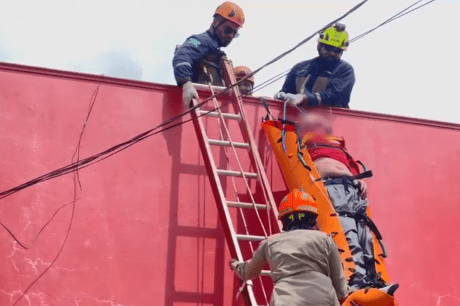 Homem leva choque elétrico em telhado e é resgatado pelos bombeiros