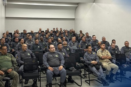 Policiais militares do 5° CR recebem treinamento para atuação em crises