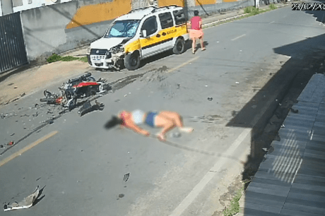 Mulher morre após colidir motocicleta com van escolar no sul da Bahia