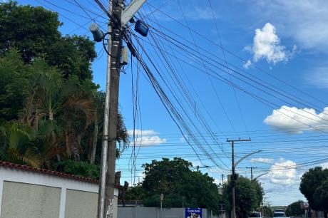 Procon reúne operadoras de telecomunicação para discutir fios soltos nas ruas