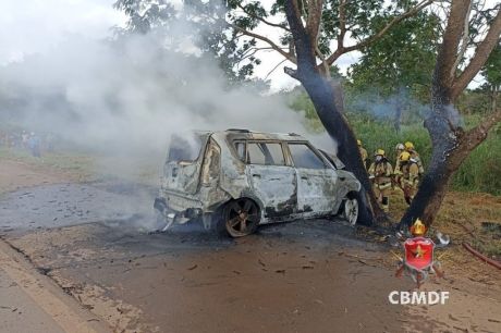 Tragédia: Carro em Chamas Após Manobras Perigosas