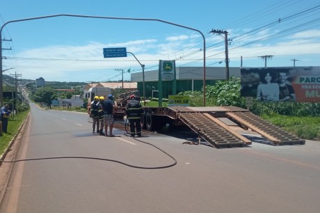 Incêndio em Carreta na BR-070 Mobiliza Bombeiros e Interdita Trânsito