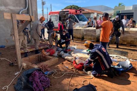 Bombeiros resgatam duas vítimas de possível intoxicação por gases em cistern