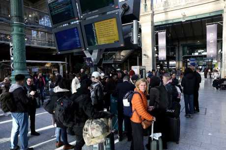 Caos em Paris: Bomba da 2ª Guerra interrompe transportes!