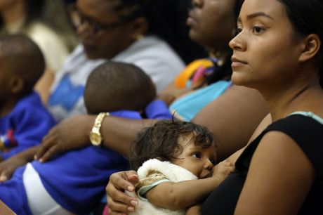 Mães vacinadas contra covid protegem bebês com aleitamento exclusivo