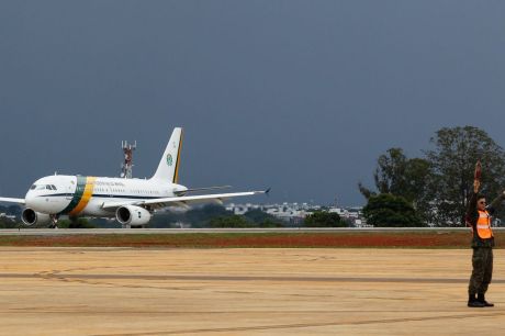 Avião presidencial arremete ao tentar pousar em Sorocaba