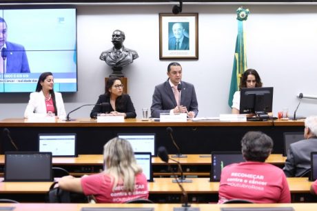 Governo prioriza prevenção do câncer, mas entidades apontam falhas no atendimento às mulheres